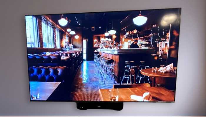 Fernseher an der Wand im modernen Wohnzimmer