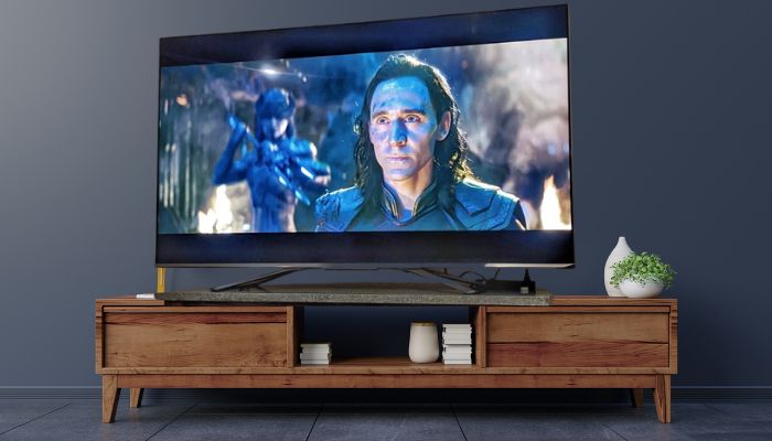 Fernseher auf Holztisch