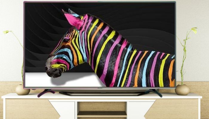 Fernseher steht auf einem Holztisch