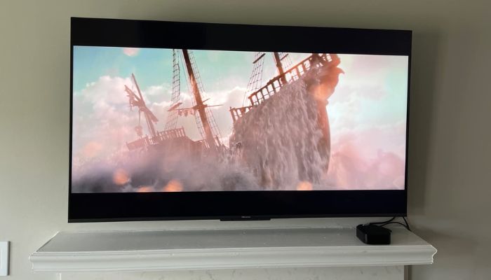 Fernseher steht ordentlich auf Tisch