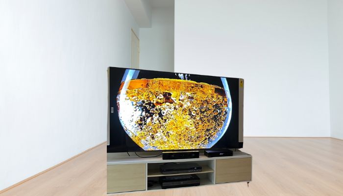 Fernseher über dem Sideboard