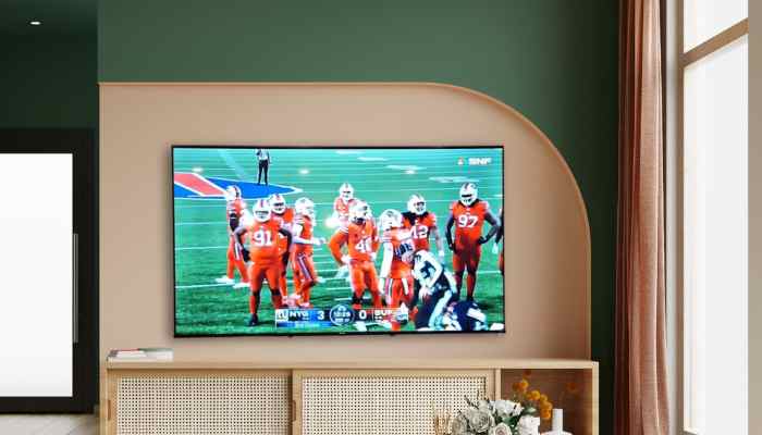 Wandmontierter Hisense A65H mit Fußballspielanzeige