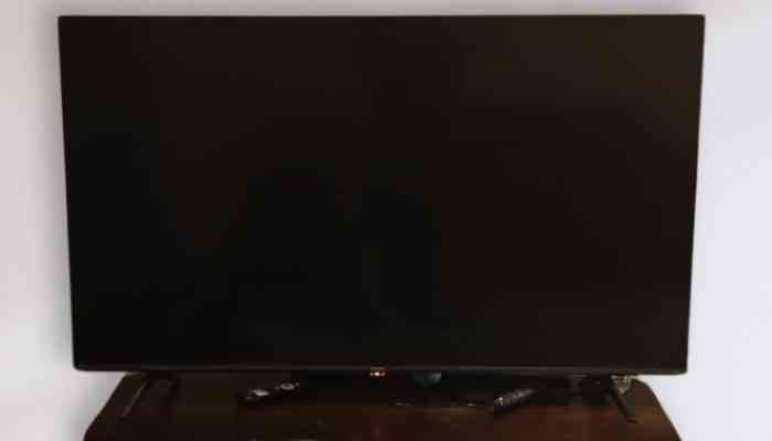 Hisense H6510G mit glänzendem schwarzen Bildschirm ausgeschaltet