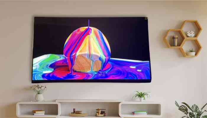 Hisense H6570F im hellen Wohnzimmer eingeschaltet