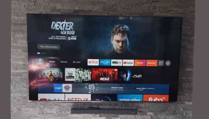 Hisense H6570G im gemütlichen Medienraum aufgestellt