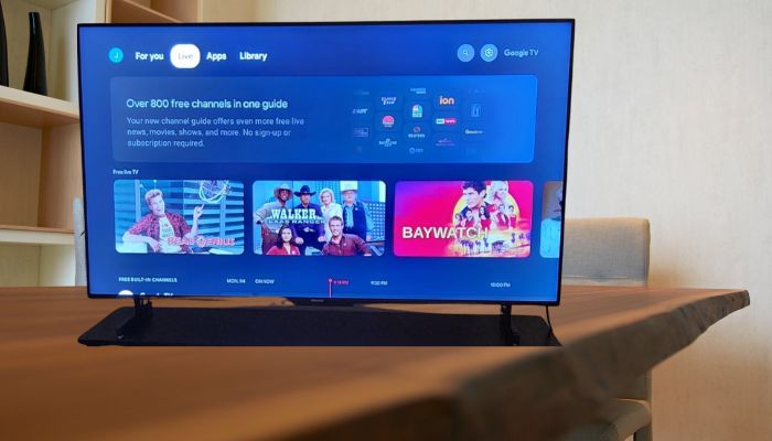 Rechte Seitenansicht des Smart-TVs auf einem Holztisch.