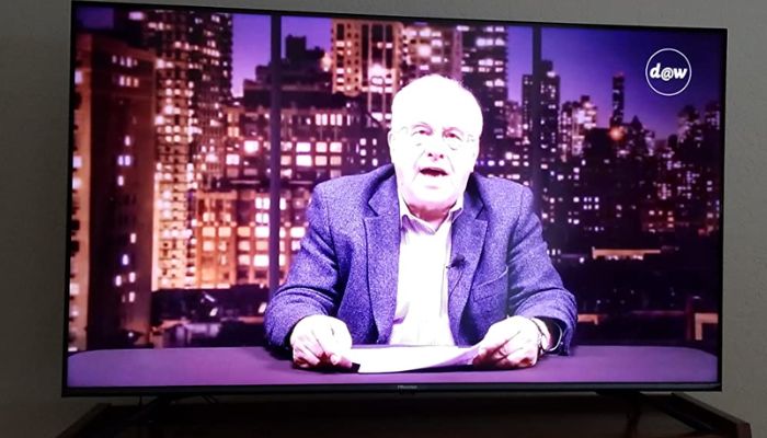 Schlanker Fernseher an der Wand montiert