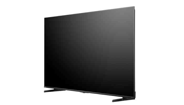 Schrägansicht des Hisense H6510G auf einem Ständer