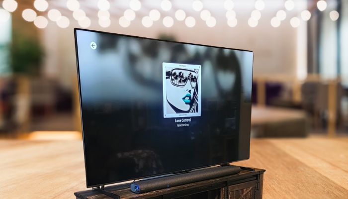 Schräge Ansicht des Smart-TVs
