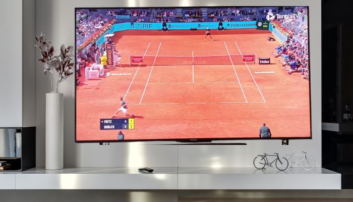 Smart-TV an der Wand montiert