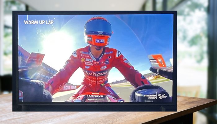 Smart-TV auf einem Tisch
