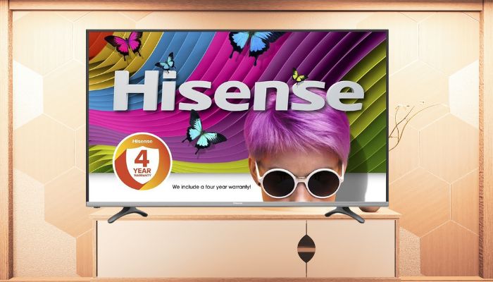 Unboxing eines neuen Fernsehgeräts auf dem Boden