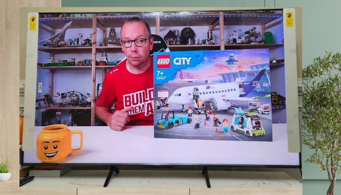 Vorderansicht des eingeschalteten Smart-TVs