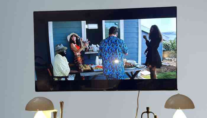Wandmontierter Hisense A6H-Fernseher